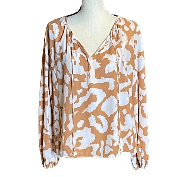 Elizabeth and James Carmel and White Long Sleeve Billowy Blouse Size Medium - Picture 3 of 10